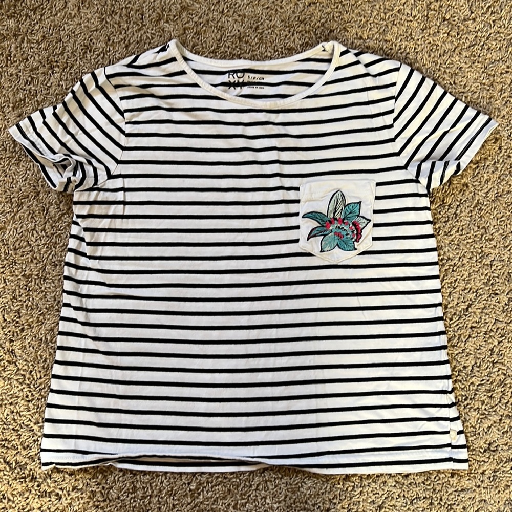 Roxy size small striped short sleeve crop top with front pocket & floral design
